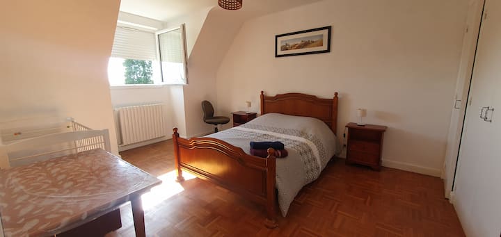 Spavaća soba na katu. Ormarići za pohranu. Radni stol. Moguće je osigurati dječji krevetić. 1 krevet od 140 cm