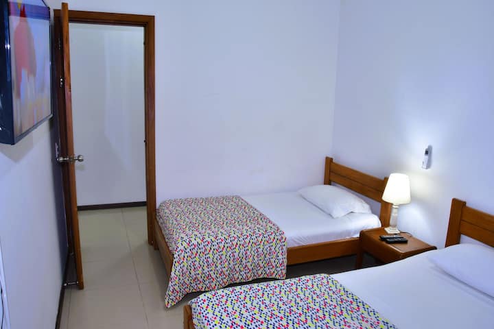 Трета соба со 2 единечни кревета, клима-уред и телевизор