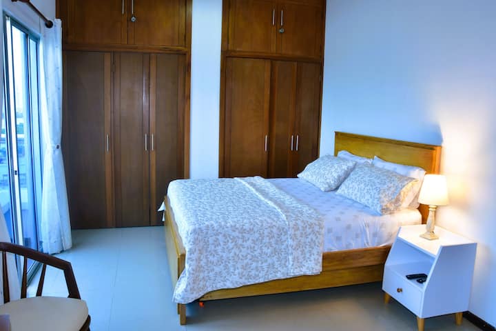 Главна соба со удобен брачен кревет (широк 150 – 179 см) и прекрасен поглед на балконот кон Ел Лагито