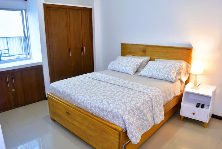 Втора спална соба со брачен кревет (широк 150-179 см), телевизор и клима уред