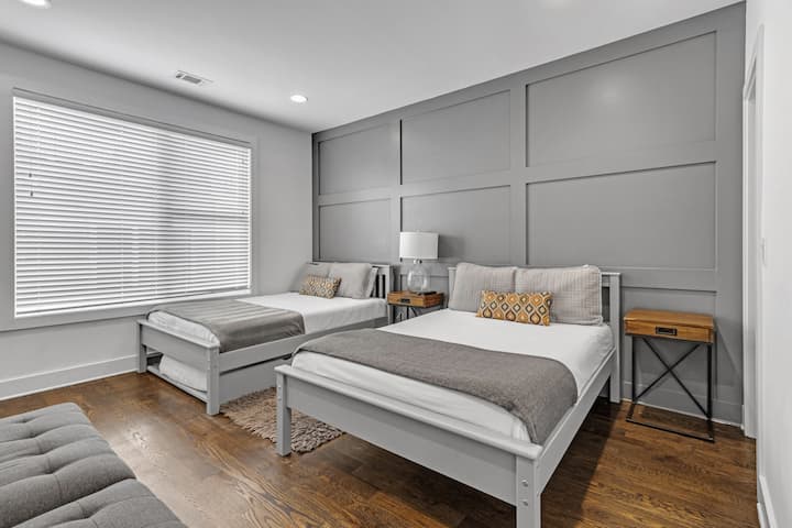 Სიყვარული ჰაერშია... და საწოლზე! Შექმენით რომანტიკული დასვენება ჩვენი დახვეწილი საწოლების დუეტთან ერთად. ❤️✨ Აქციეთ თქვენი ღამეები განსაკუთრებულად ჩვენი ლუქს-კლასის და კომფორტული დიზაინით. #RomanticNights # LoveAtFirstSasleep