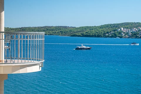 Popular Airbnb listing: Big Flat! Amazing View & Balcony! 2.5km>Trogir. in Općina Seget