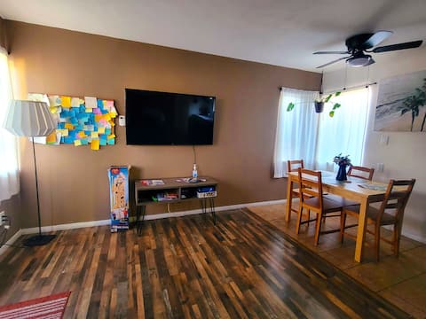 Top performing Airbnb: Open concept Guesthouse w/private entrance in National City