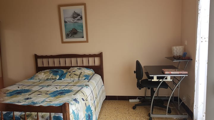 kuna eneo dogo la ofisi kwa watu wanaohitaji kufanya kazi. Wi-Fi inafanya kazi vizuri