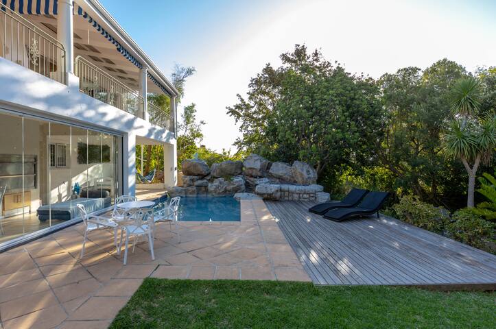 Nestled in Mountains 5min drive to Beach gallery image 4