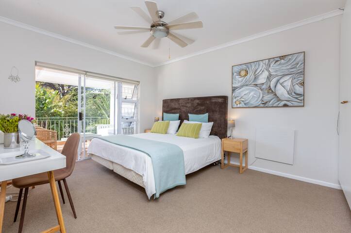 Nestled in Mountains 5min drive to Beach gallery image 5