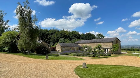 Luxury Cotswolds Barn with Games Room & Gym