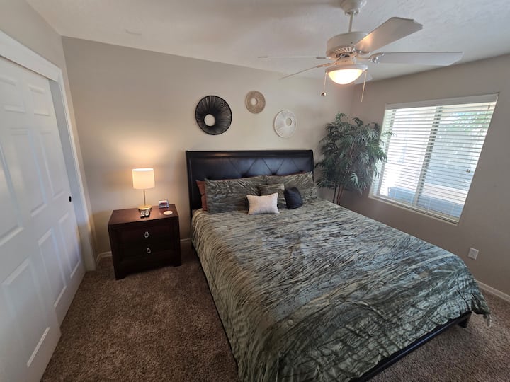 * تلفزيون ذكي 55 بوصة
* 1 طاولة بجانب السرير
* مروحة سقف
* خزانة كبيرة
* رفان للأمتعة  
* ساعة منبه مع منافذ USB
* ستائر تعتيم
* أغطية سرير مغسولة حديثًا
* وسادة إضافية وبطانية صوف
* مرآة كاملة الطول
* 1 مصباح
* الشماعات