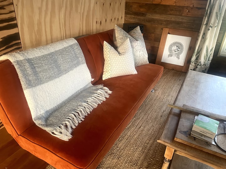 Ky divan i madh paloset në një krevat të rehatshëm, pastaj mbështetësja e shpinës mund të ngrihet përsëri gjatë ditës për ta kthyer atë përsëri në një divan.