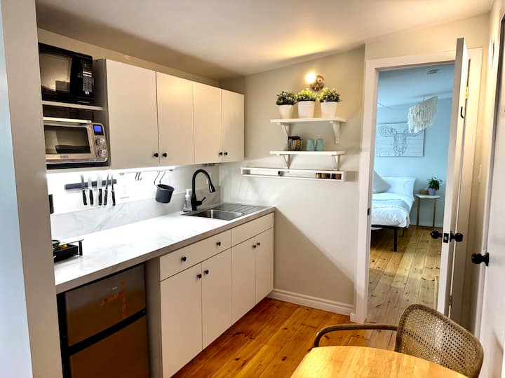 2 Bed Suite: Kitchen, Parking, King/queen Upstairs - Ottawa