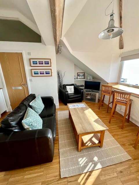 Popular Airbnb listing: THE CROWSNEST sea view apartment Aberdovey in Abertafol, Dyfi