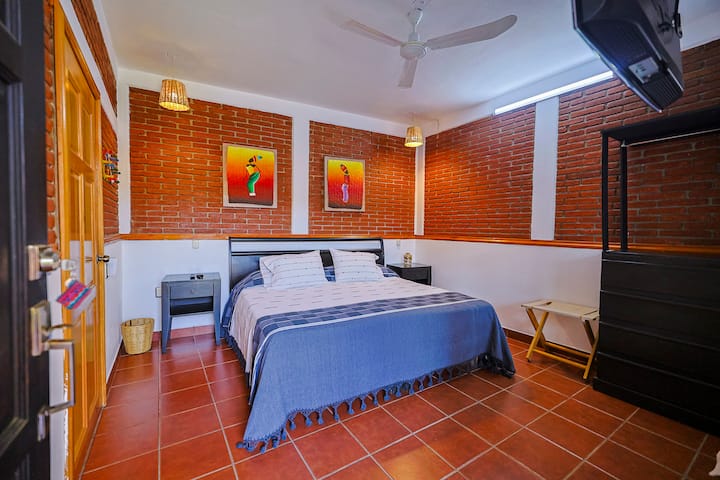 ห้อง 1. มีเตียงขนาดคิงไซส์ทีวี 32 นิ้วพร้อมช่องเคเบิลและอินเทอร์เน็ตพัดลมเพดานบริการซักรีดห้องน้ำส่วนตัวพร้อมน้ำร้อน 24 ชั่วโมง (ผ้าเช็ดตัวผ้าเช็ดมือกระดาษชำระสบู่ล้างมือไดร์เป่าผม)