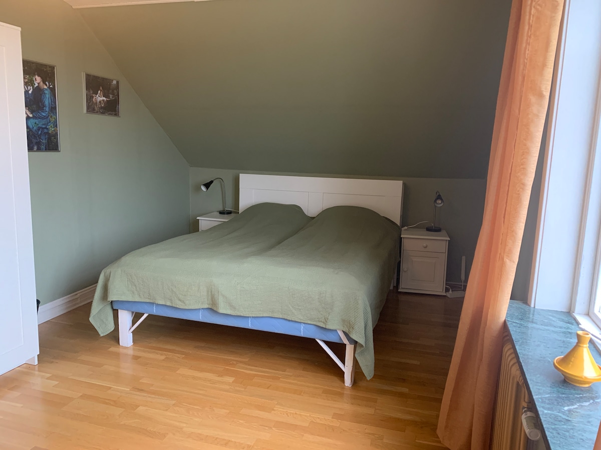 Kitanda cha watu wawili katika chumba cha kwanza cha kulala