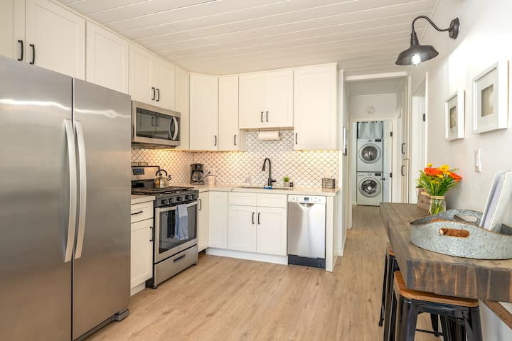 Near Bay – 12 Bikes, A/C, BBQ, Deck- Min to Beach! gallery image 2