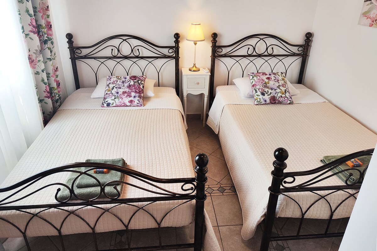 ห้องนอนคู่มีเตียงเดี่ยว 2 เตียงและเตียงเดี่ยวครึ่งเตียง (กว้าง 120 ซม.)