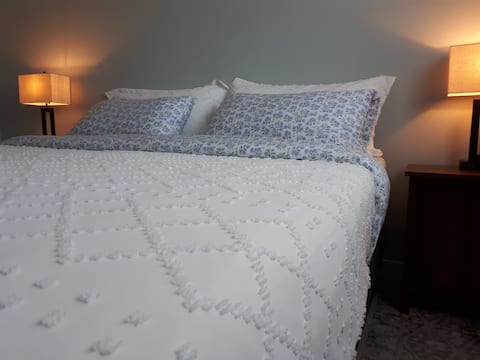 Successful Airbnb property: LRTtoDT|2BdrmKing&Queen|AC|Grocery|Trails |Eats in Mill Creek South