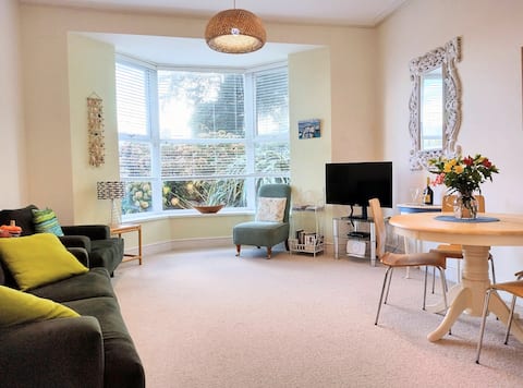 Top Airbnb: Sunny, spacious flat nr Porthminster beach+parking in St. Ives