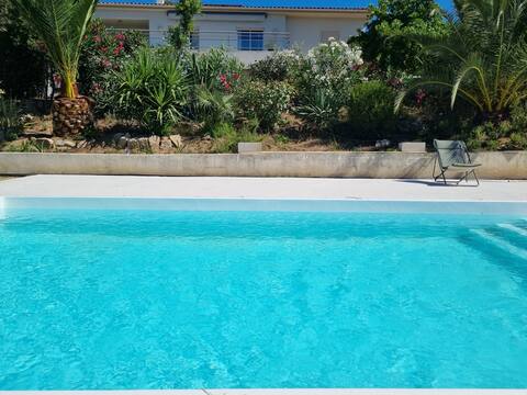 T2, Quiet ground floor villa, in the countryside, swimming pool.