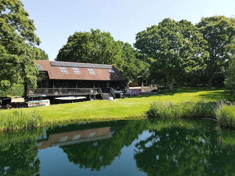 Private Lake House Retreat: wild swimming+hot tub