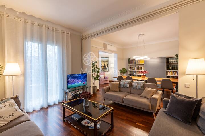 Large & beautiful apartment 4min Passeig de Gràcia gallery image 4