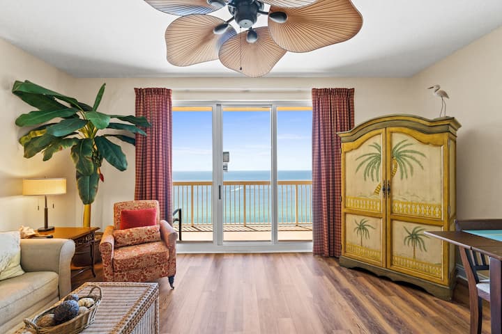 נוף לחוף המדהים מהסלון. 