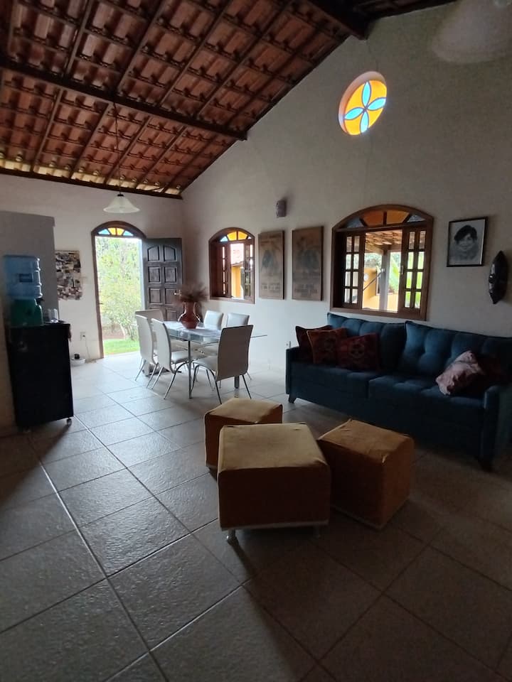 sala de estar con televisión, con escritorio para trabajar o juegos