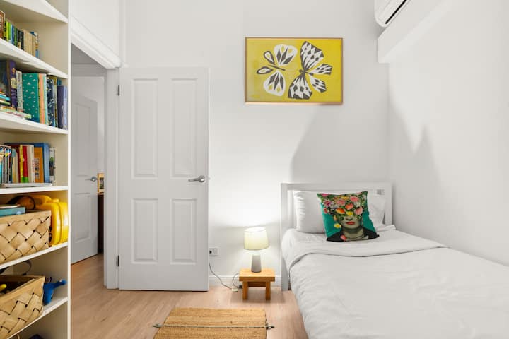 בקומה העליונה תמצאו את חדר השינה השני עם מיטת יחיד נוחה, ספרי ילדים וצעצועים. 