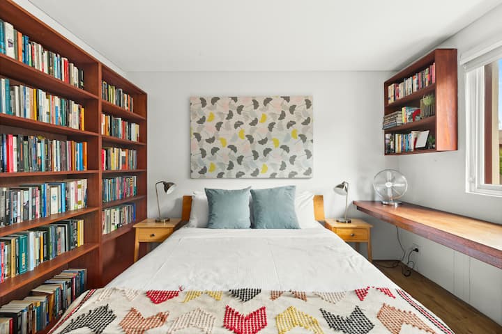 במפלס התחתון, בחדר השינה השלישי המלא באור יש ספרייה מובנית ויפה, אורות קריאה ומיטת קווין סייז.