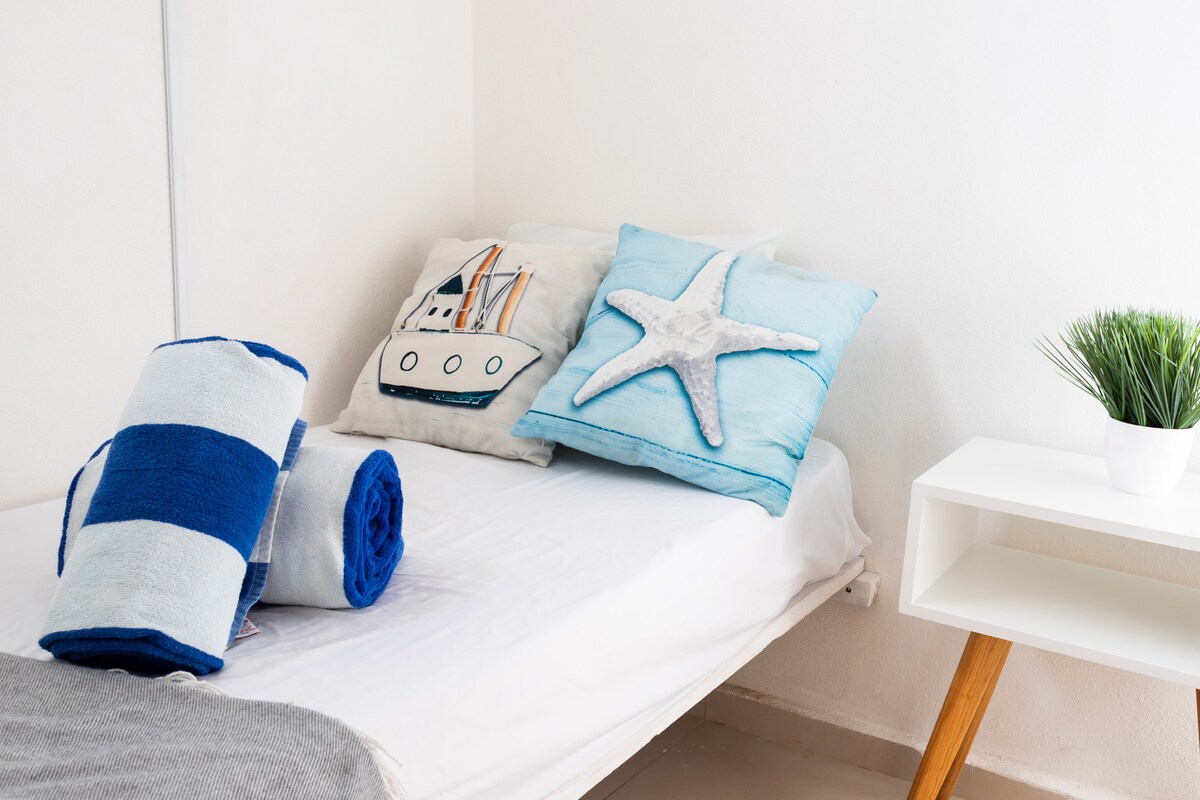 Сервизно помещение, което е климатизирано за вашия комфорт. 1 двойно легло със собствена баня. 
Тази стая няма климатик, а с вентилатор. 