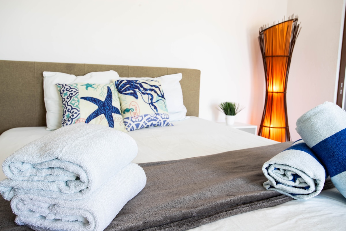 Стая с изглед към терасата, зелените площи и морето