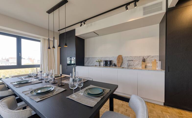 Sunny penthouse with city views on 7th floor gallery image 2