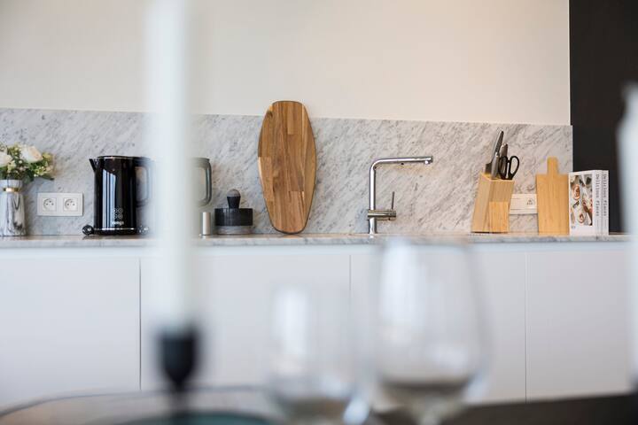 Sunny penthouse with city views on 7th floor gallery image 3