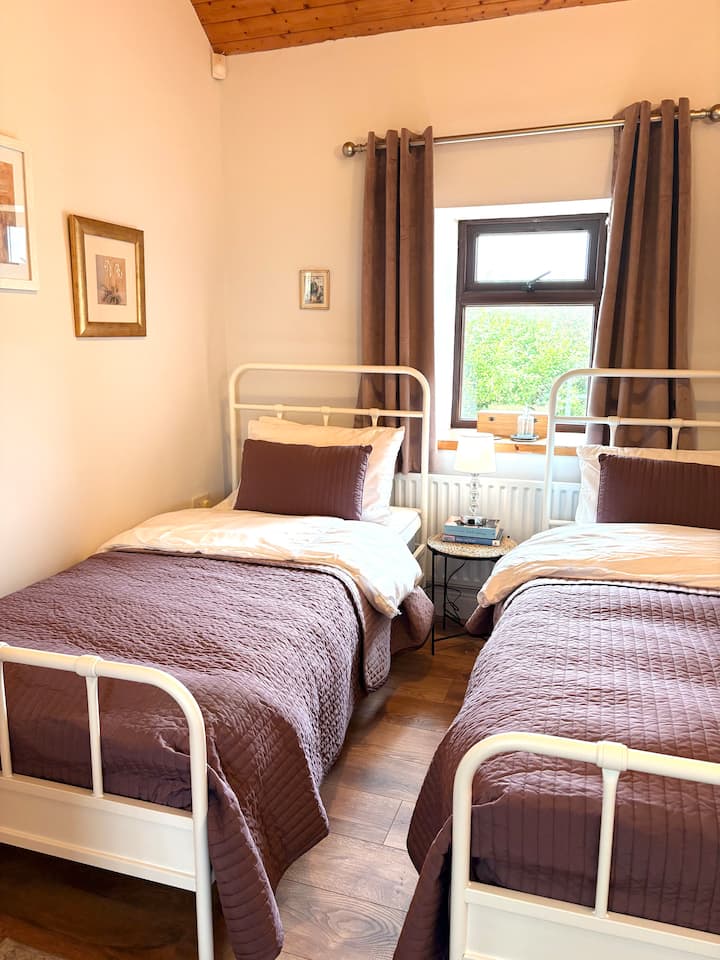 Тази стая включва две единични легла с топ матраци от мемори пяна.  Има пълноразмерен скрин и място в гардероба със закачалки за дрехи и рафтове.  Намира се до една от баните, оборудвани с душ. 