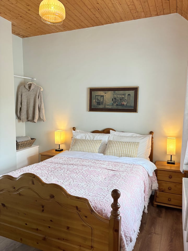 Леглото разполага с матрак с мемори пяна и има близък достъп както до малката баня (1/2 баня), така и до една от пълните бани с душ.