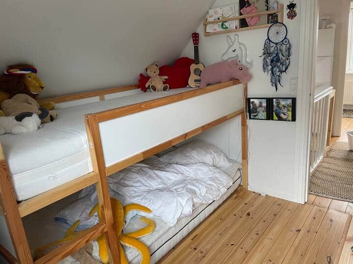 The upper part of the bed is 90x200. The lower part of the bunk bed is 140x200. It is a children's room, so the bunk bed is low to the "ceiling", but the bed is comfortable for both children and adults.