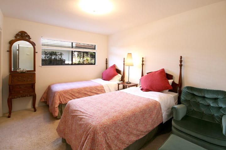 Imeundwa kama mapacha wawili wa ziada wa muda mrefu; inaweza kusanidiwa kama kitanda cha kifalme kwa ombi la mgeni.