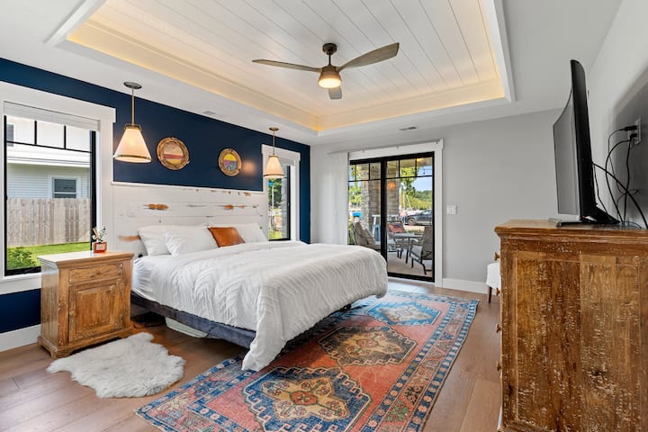El dormitorio principal tiene una cabecera personalizada construida con madera restaurada de la escuela Sister Bay, un lujoso colchón Stearns y Foster sobre una base ajustable, sábanas de lujo del hotel Standard Textile, un edredón de 1200 y una televisión de pantalla plana. 