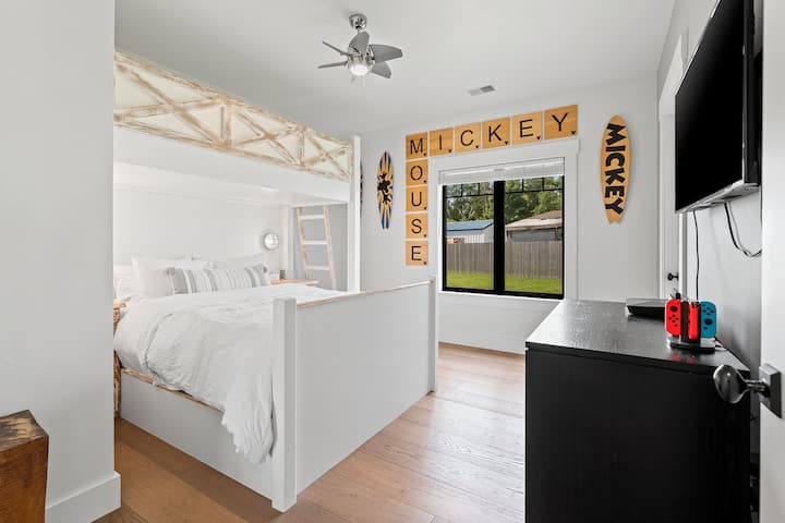 La habitación 2 tiene una cama doble personalizada 
- una litera con colchones Tempurpedic, sábanas de lujo Standard Textile hotel, un edredón de pantalla plana y un Nintendo Switch.  Se puede inflar una cama EZ para alojar a un octavo huésped.  