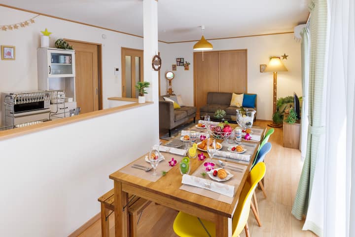 Near convenience store/1 house 3 parking available/Baby friendly/Self check-in/