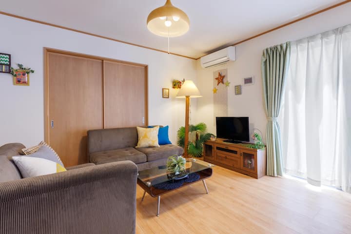 Near convenience store/1 house 3 parking available/Baby friendly/Self check-in/