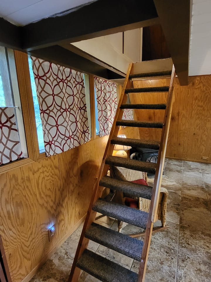 Escaliers vers la chambre avec lit king size