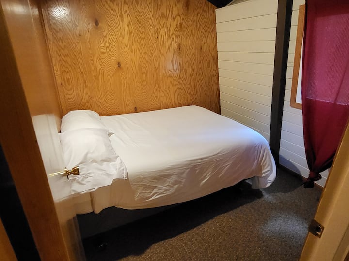 Chambre en bas avec lit double