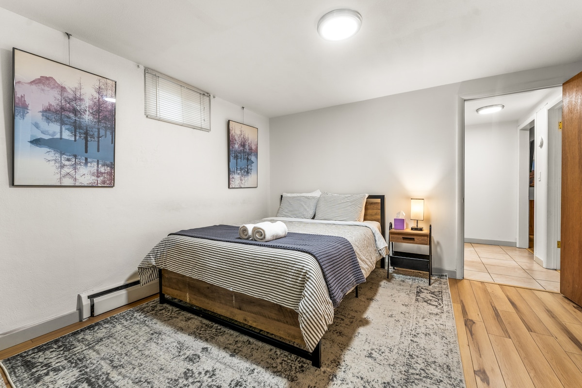 Útočisko v spálni: Štýlová izba so žiarivou výzdobou, ideálna na váš výlet do Colorado Springs!