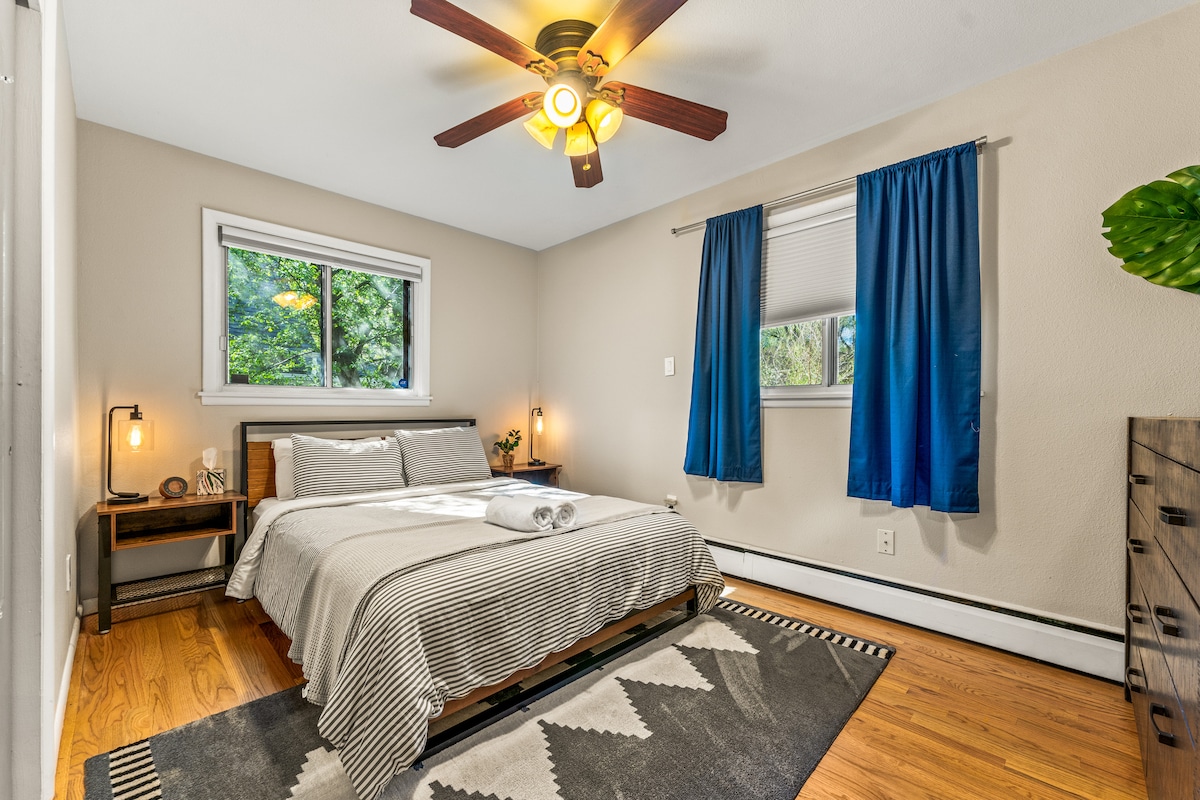 Pokojná spálňa: Svetlá izba s výhľadom na listy, mäkkou bielizňou a očarujúcou výzdobou pre pokojný oddych!