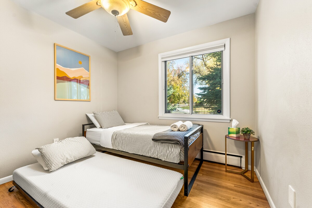 Očarujúca izba pre hostí: Svetlé a vzdušné útočisko s dvoma samostatnými lôžkami a malebným výhľadom pre dokonalú relaxáciu!