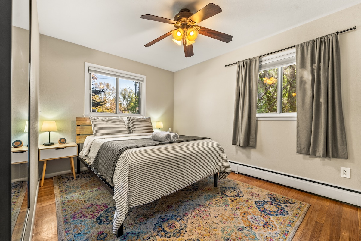 Hlavná spálňa: Svetlý priestor s elegantnou výzdobou, ideálny na pokojné noci po dobrodružstvách v Colorado Springs!