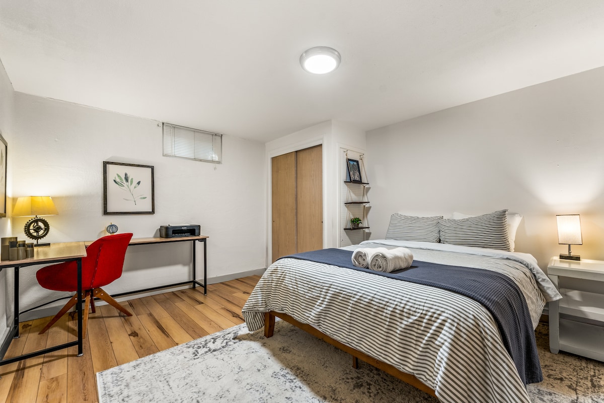 Priestranná spálňa: Oddýchnite si na luxusnom sedení a vychutnajte si upokojujúcu výzdobu v jasnom prostredí!