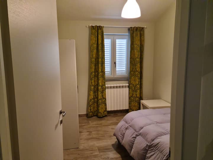 Schody vedú z prízemia do priestoru na spanie, kde sú 3 spálne: tá menšia zahŕňa 1 pohodlnú samostatnú posteľ, šatník a klimatizáciu na leto. 