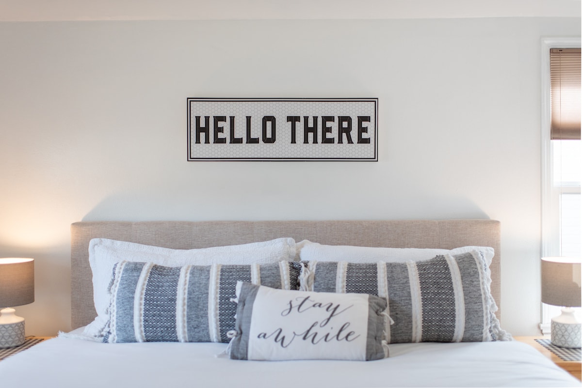 Das Hauptschlafzimmer verfügt über ein erstaunliches Kingsize-Bett und hochwertige Bettwäsche aus 100 % Baumwolle. Ein kleiner begehbarer Kleiderschrank und eine Kommode bieten Stauraum.