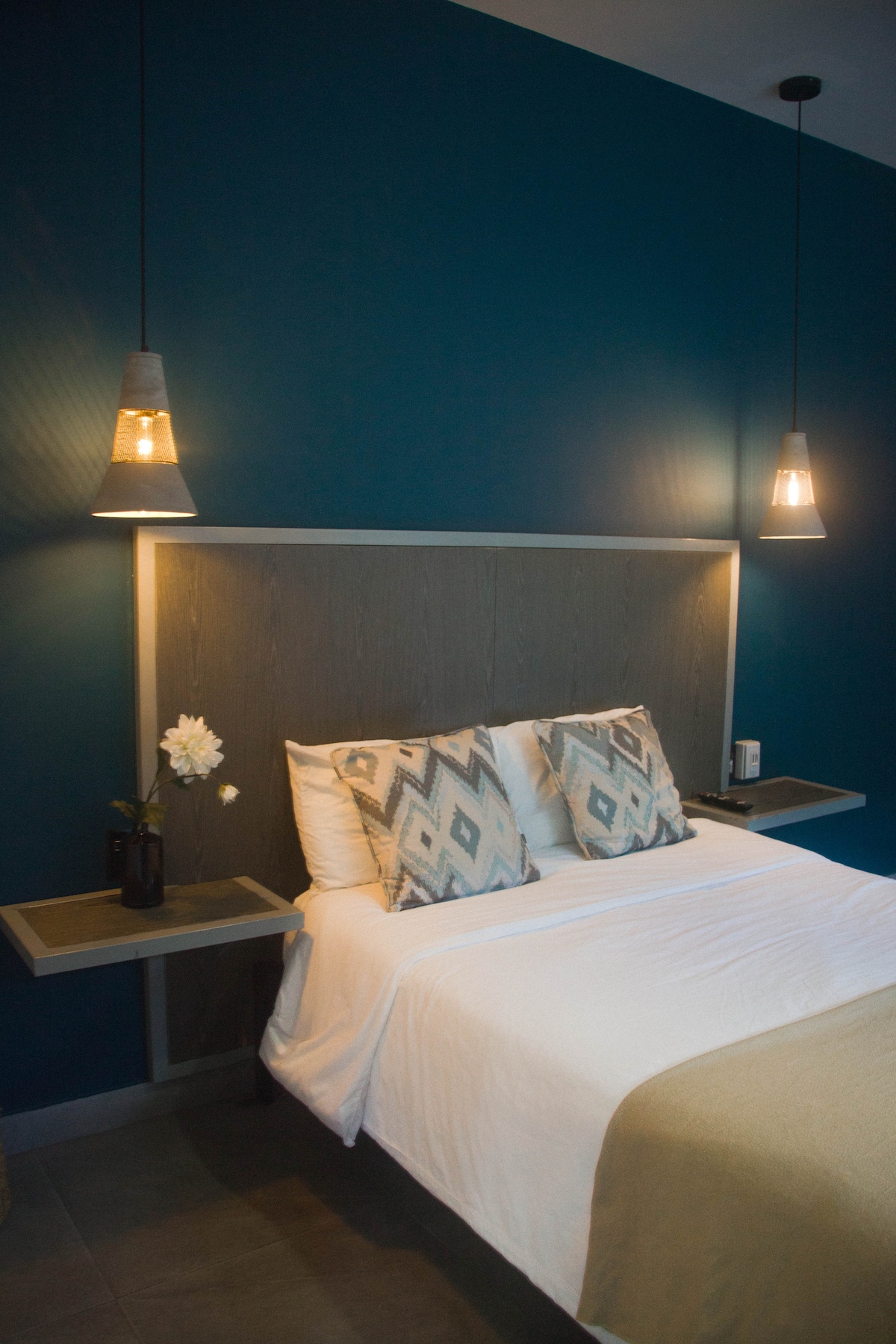 חדר שינה עם מיטה זוגית 